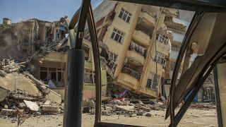 مبنى مدمر يتكئ على منزل مجاور في أعقاب الزلزال الذي ضرب سمانداغ، جنوب تركيا، الأربعاء 22 فبراير/شباط 2023.