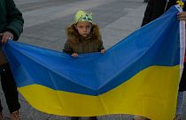 Az ukrajnai orosz invázió ellen tiltakozó ukrán gyerek hazája zászlajával Pamplonában 2023.02.24-én.