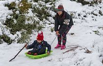 A hétéves Aaron Lee anyukájával játszika hóban a Deukmejian Wilderness Park-ban 2023. február 26-án