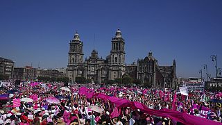 Meksika'da seçim değişikliklerini protesto etmek isteyen 100 bine yakın kişi başkentin Zocalo Meydanı'nda toplandı