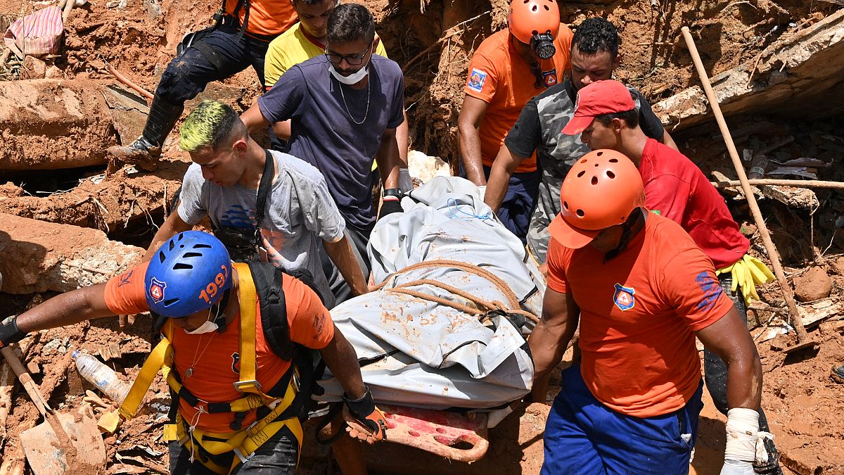 أفراد الإنقاذ ينقلون جثة ضحية بعد فيضان في بارا دو ساهي ، منطقة ساو سيباستياو ، ولاية ساو باولو ، البرازيل في 21 فبراير/شباط 2023.
