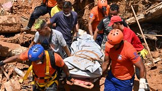 أفراد الإنقاذ ينقلون جثة ضحية بعد فيضان في بارا دو ساهي ، منطقة ساو سيباستياو ، ولاية ساو باولو ، البرازيل في 21 فبراير/شباط 2023.
