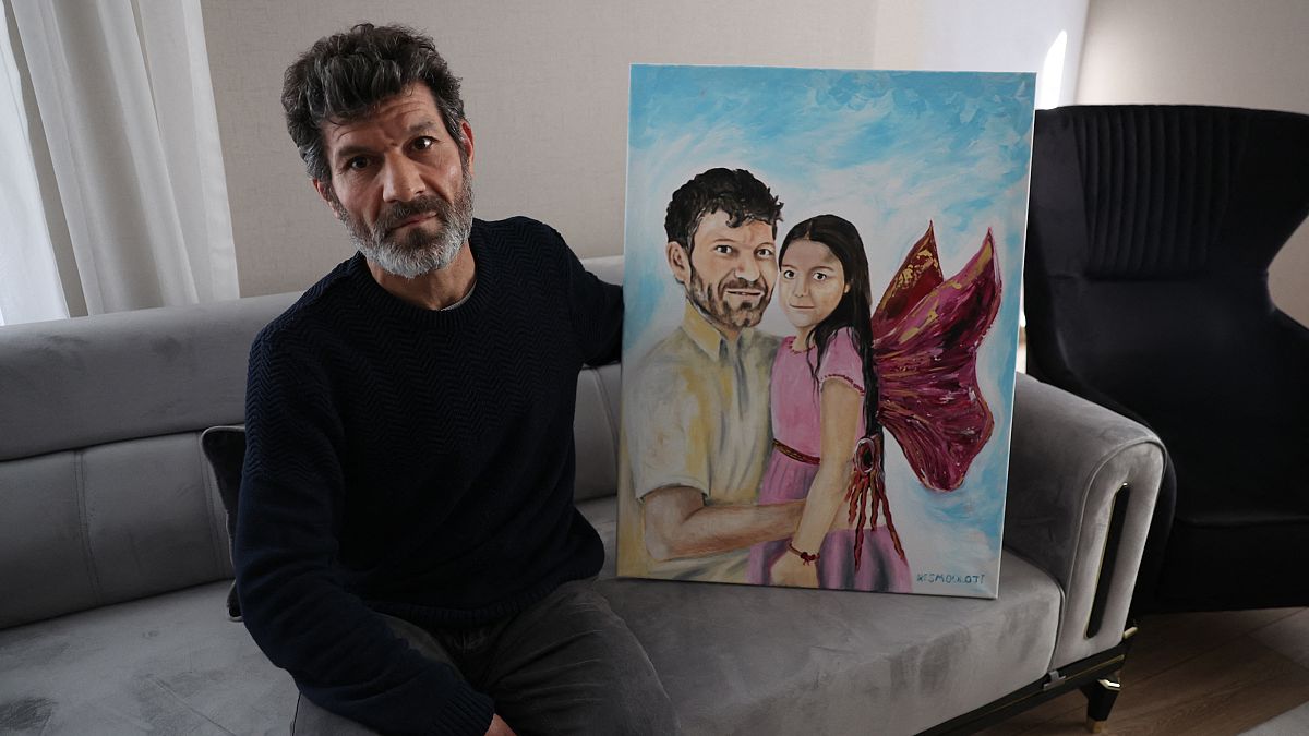 Hançer'in kızı Irmak'ın babasının yanında melek olarak resmedildiği bir tablo oturma odalarında asılı