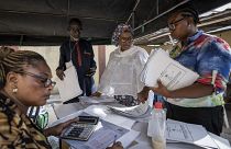 Szavazóbiztosok egy lagosi szavazókörben