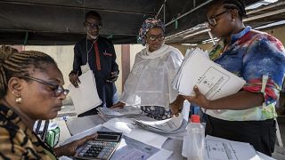 Подсчёт результатов голосования на участке в Лагосе