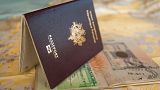 Un nouveau classement a révélé les passeports les plus - et les moins - puissants au monde