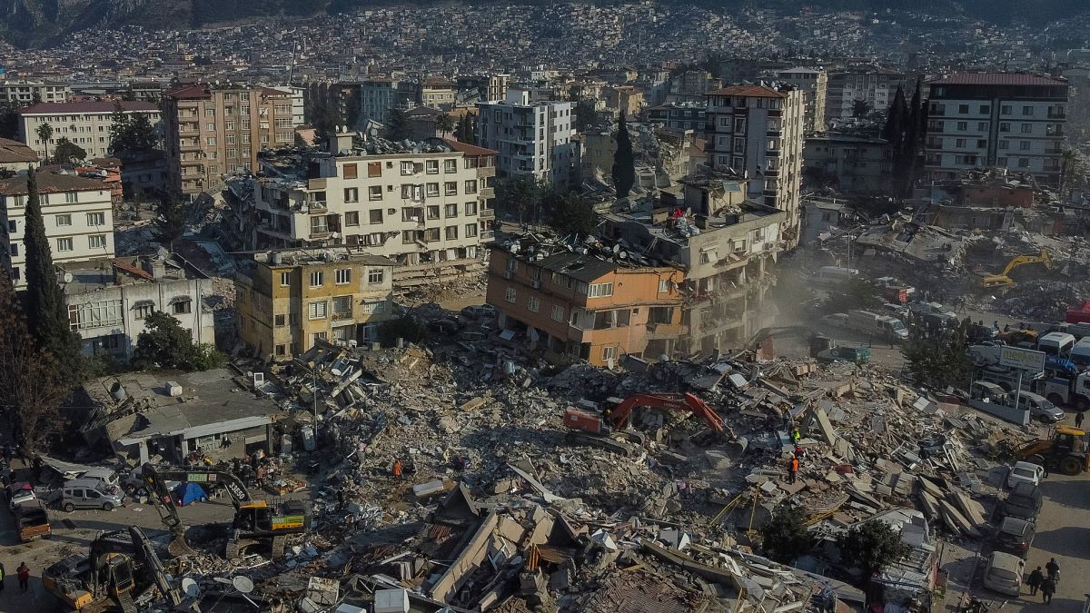 Deprem bölgesinde yürütülen hasar tespit çalışmalarında 144 binden fazla binanın ağır hasarlı olduğu bildirildi