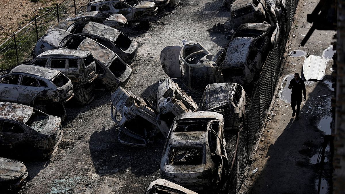 إحراق مستوطنين إسرائيليين لسيارات فلسطينية في بلدة حوارة قرب نابلس