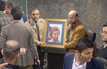 کارمندان سفارت افغانستان در ایران، هنگام خروج از این سفارت‌خانه عکس احمدشاه مسعود را با خود بردند