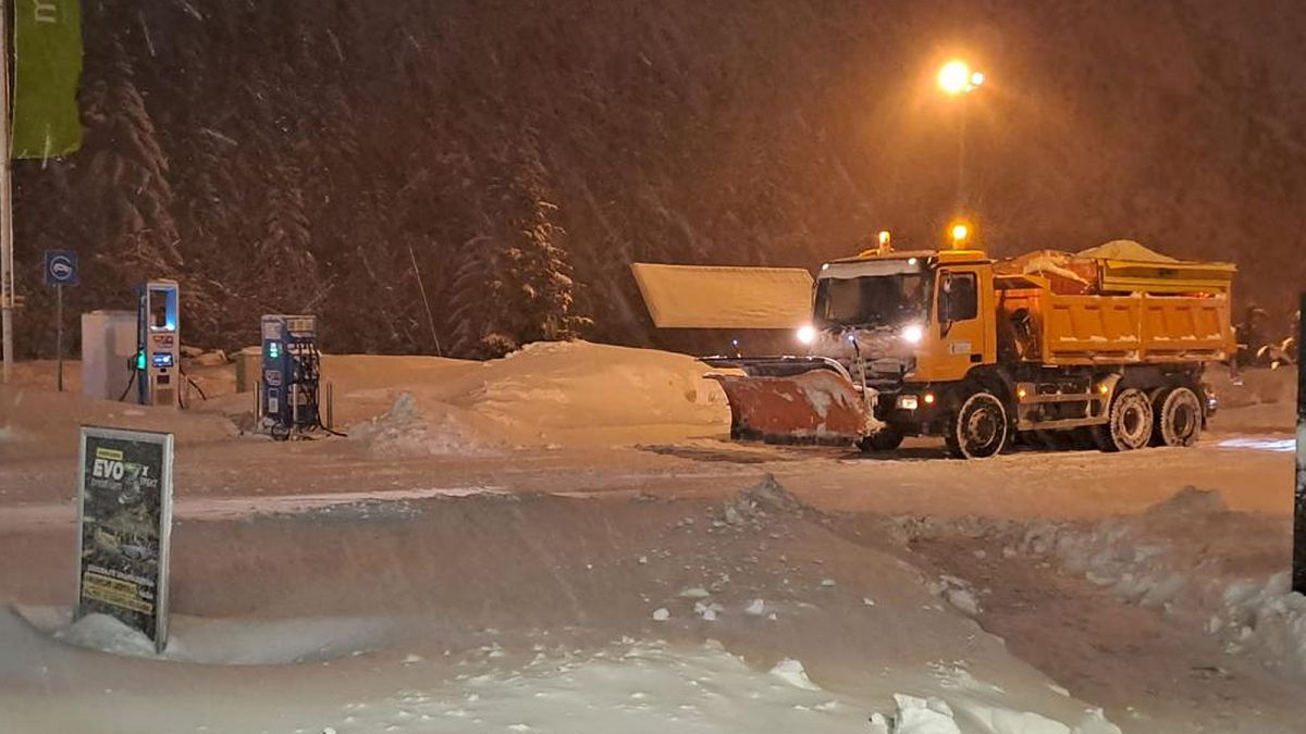 كاسحة ثلوج تحرك الثلج في محطة وقود بالقرب من رافنا غورا، كرواتيا، في وقت مبكر من يوم الاثنين، 27 فبراير 2023.