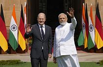 Almanya Başbakanı Olaf Scholz ve Hindistan Başbakanı Narendra Modi (sağda)