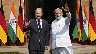 Almanya Başbakanı Olaf Scholz ve Hindistan Başbakanı Narendra Modi (sağda)
