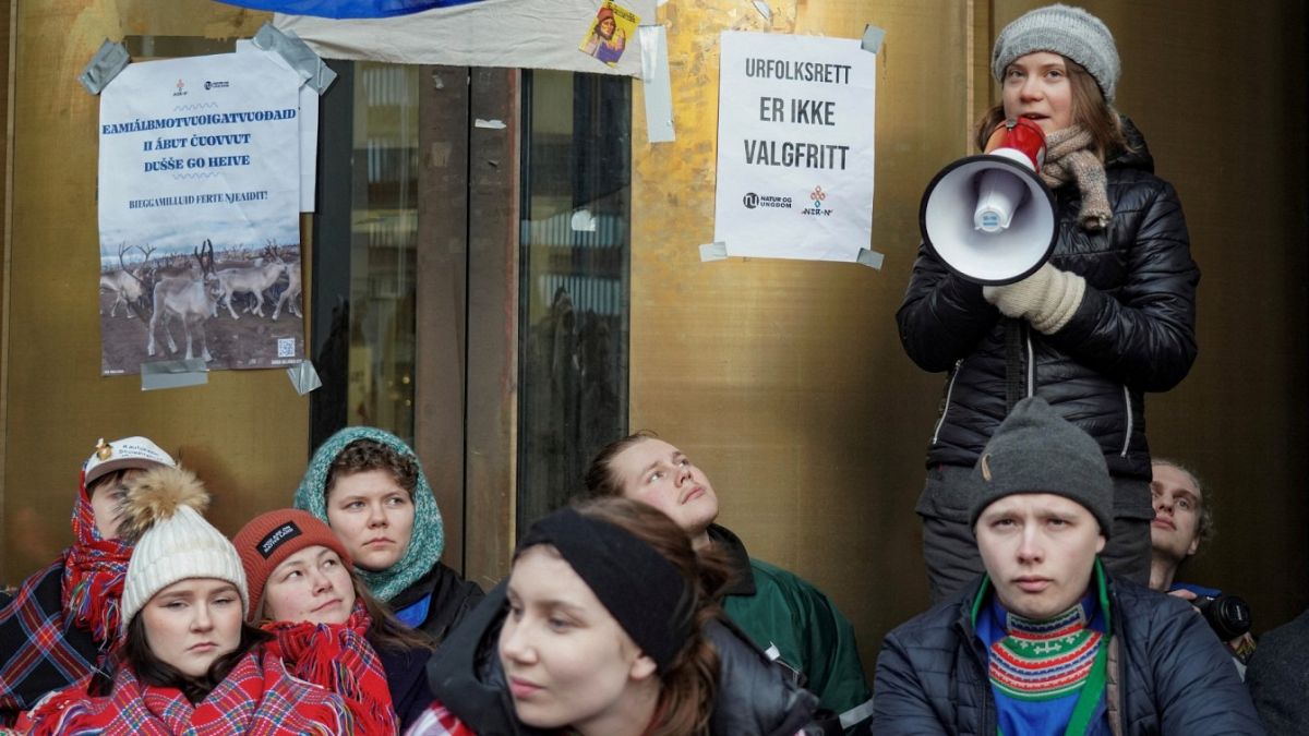 Грета Тунберг (с мегафоном) на акции протеста 