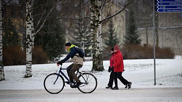 Finlandiya'da bisiklet süren bir kişi