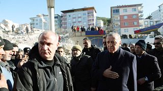 رجب طیب اردوغان، رییس جمهوری ترکیه در حال بازدید از مناطق زلزله زده این کشور