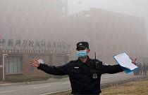پلیس چین مانع از نزدیک شدن خبرنگاران به موسسه ویروس‌شناسی ووهان می‌شود