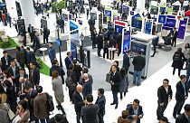  زوار يتجولون في منصة هواوي خلال معرض برشلونة للأجهزة المحمولة 2023 برشلونة، إسبانيا، 27 فبراير 2023.