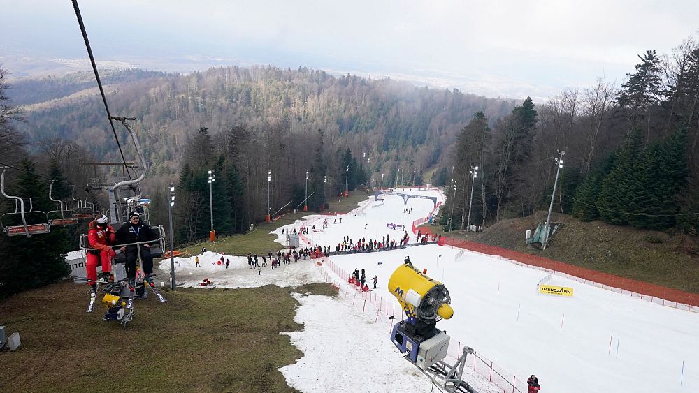 « Sportswashing »: les pollueurs du climat injectent de l’argent dans les sports d’hiver alors que les stations de ski sans neige se débattent