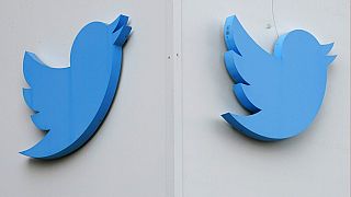 شعار تويتر خارج مكاتب الشركة في سان فرانسيسكو، 19 ديسمبر 2022.
