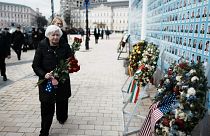Janet Yellen Kijevben, a háború áldozatainak emlékfalánál
