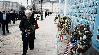 Janet Yellen Kijevben, a háború áldozatainak emlékfalánál