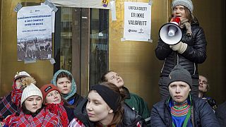 Greta Thunberg svéd klímaaktivista a hangosbeszélőnél