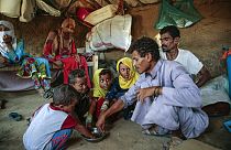  رجل يطعم أطفاله في اليمن، الخميس 20 يونيو 2019