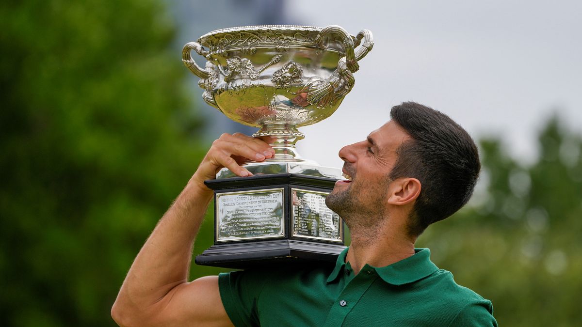 Novak Djokovic az Ausztrál Open trófeájával 2023. január 30-án