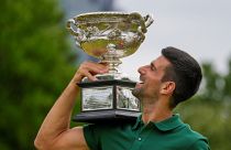 Novak Djokovic az Ausztrál Open trófeájával 2023. január 30-án