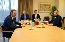  يلتقي الرئيس الصربي، إلى اليسار، ورئيس وزراء كوسوفو ألبين كورتي، إلى اليمين، مع منسق السياسة الخارجية للاتحاد الأوروبي ، جوزيب بوريل ، الثاني من اليسار، بروكسل، 27 فبراير 202