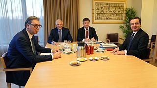  يلتقي الرئيس الصربي، إلى اليسار، ورئيس وزراء كوسوفو ألبين كورتي، إلى اليمين، مع منسق السياسة الخارجية للاتحاد الأوروبي ، جوزيب بوريل ، الثاني من اليسار، بروكسل، 27 فبراير 202