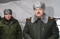 A belarusz elnök (jobbra) magas rangú katonai vezetőkkel találkozott 2023 januárjában