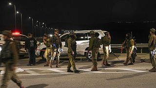 قوات الأمن الإسرائيلية تتفقد موقع هجوم إطلاق نار بالقرب من مدينة أريحا بالضفة الغربية، 27 فبراير 2023