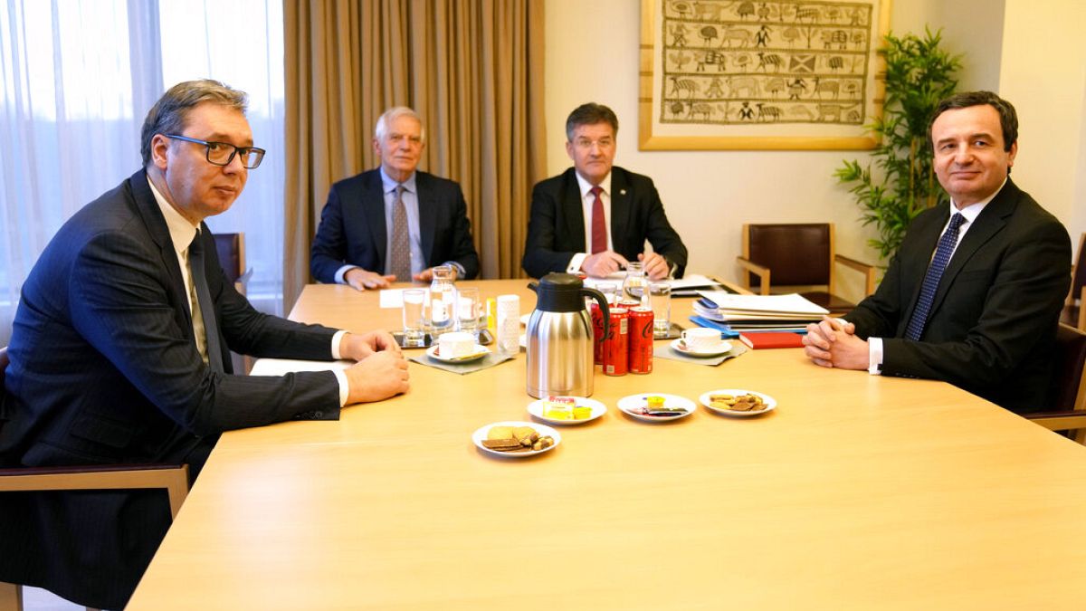 El presidente serbio Aleksandar Vucic, izquierda, y el primer ministro de Kosovo Albin Kurti, con Josep Borrell