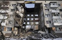 Egy a háborúban megrongálódott lakóház Ukrajnában.