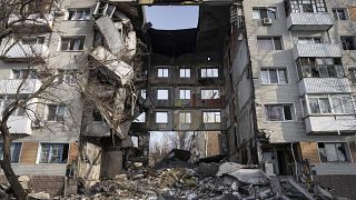 Egy a háborúban megrongálódott lakóház Ukrajnában.
