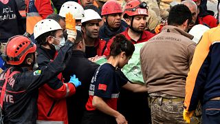 Equipas de resgate retiram sobrevivente de um edifício colapsado em Malátia, Turquia