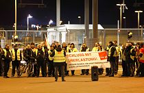 "Schluss mit Überlastung" forderten Verdi-Mitglieder vor dem Flughafen Köln/Bonn