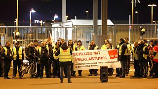 "Schluss mit Überlastung" forderten Verdi-Mitglieder vor dem Flughafen Köln/Bonn