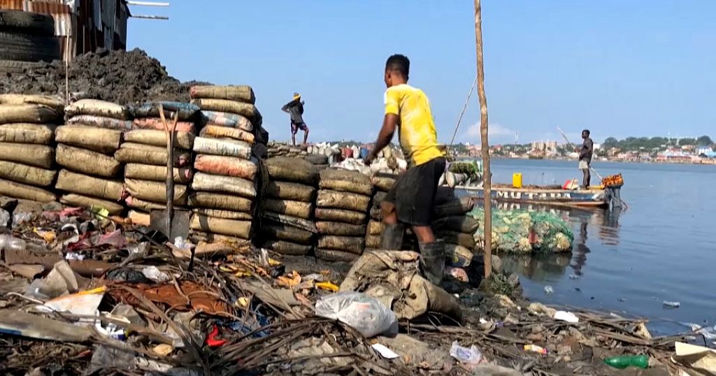 Sierra Leone: Freetown residents build homes on the sea