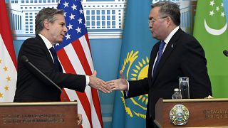 Blinken durante su visita a Astaná junto a Mujtar Tleuberdi, ministro de Exteriores kazajo.