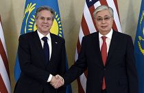 Il segretario di Stato americano Anthony Blinken (sinistra) e il presidente kazako Qasym-Jomart Tokayev