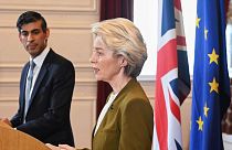 La presidente della Commissione Ursula von der Leyen insieme al primo ministro britannico Rishi Sunak dopo la firma della Carta di Windsor