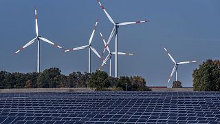 Windräder hinter einer Solarfarm in Rapshagen, Deutschland, am 28. Oktober 2021