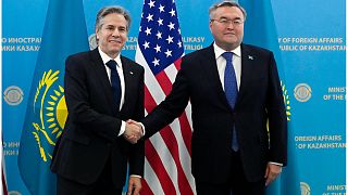 وزير الخارجية أنتوني بلينكن مع وزير الخارجية في كازاخستان مختار تايلوبردي خلال اجتماعهم في وزارة الخارجية في أستانا، كازاخستان الثلاثاء 28 فبراير/شباط  2023.