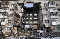 Жилой дом, разрушенный российскими войсками, в Бахмуте, Украина, пятница, 24 февраля 2023 года