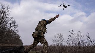Un militaire ukrainien de la 68e brigade de chasse OleksaDovbush, lance un drone sur la ligne de front près de Vouhledar, en Ukraine, mercredi 22 février 2023.