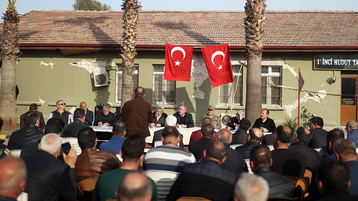 Milli Savunma Bakanı Hulusi  Akar, Kırıkhan'da 1. Hudut Tabur Komutanlığı bahçesinde depremzede vatandaşlarla ve esnafla bir araya geldi.