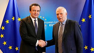 Le Premier ministre kosovare Albin Kurti (à gauche) serre la main du chef de la diplomatie européenne Josep Borrel (à droite)