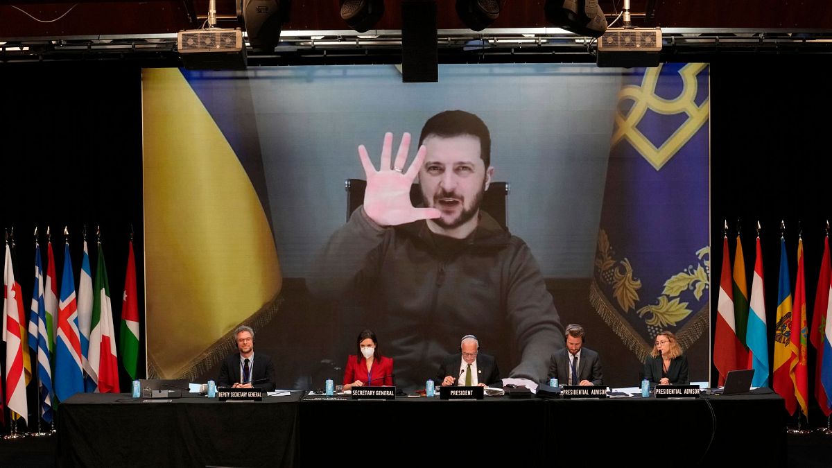 رییس جمهور اوکراین در نوامبر ۲۰۲۲ از طریق ویدئو کنفرانس در نشست سالانه مجمع پارلمانی ناتو شرکت کرد. عکس آرشیوی است